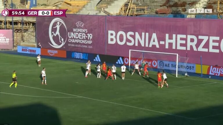 Enttäuschte deutsche U19-Spielerinnen nach der Finalniederlage gegen Spanien bei der Europameisterschaft