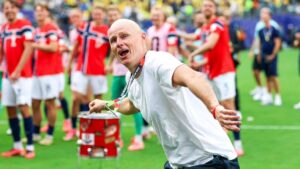 Norwegens Nationaltrainer Stale Solbakken gestikuliert fokussiert an der Seitenlinie bei der Weltmeisterschaft