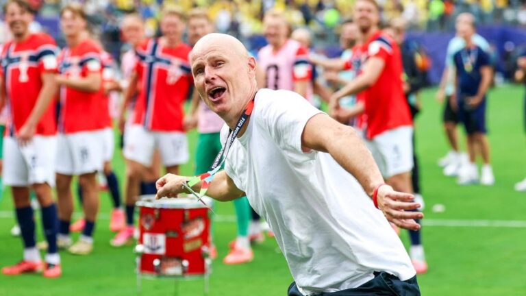 Norwegens Nationaltrainer Stale Solbakken gestikuliert fokussiert an der Seitenlinie bei der Weltmeisterschaft