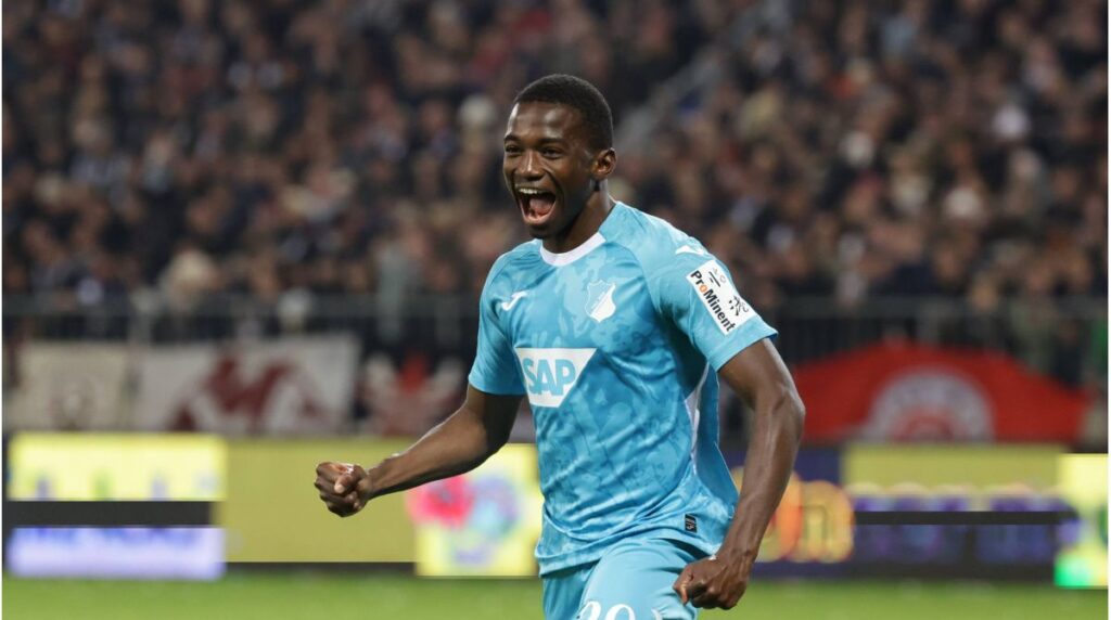 Bazoumana Touré im Trikot der TSG Hoffenheim beim Dribbling auf dem Spielfeld