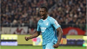 Bazoumana Touré im Trikot der TSG Hoffenheim beim Dribbling auf dem Spielfeld