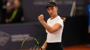 Tennisspielerin Tamara Korpatsch bejubelt mit dem Pokal ihren Finalsieg beim WTA-Turnier am Rothenbaum in Hamburg
