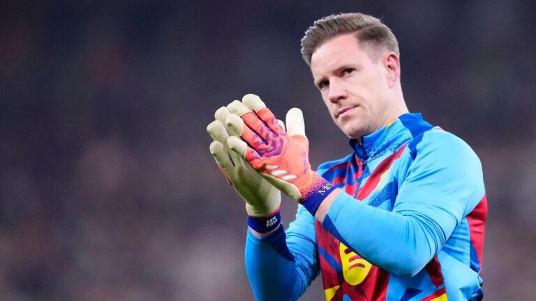 Torhüter Marc-André ter Stegen im Trainingsoutfit des FC Barcelona auf dem Trainingsplatz