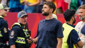 Thomas Müller im Trikot der deutschen Nationalmannschaft gestikuliert nachdenklich auf dem Spielfeld