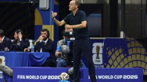Thomas Tuchel blickt nachdenklich am Spielfeldrand im Trainingsanzug der englischen Nationalmannschaft