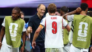 Thomas Tuchel und Harry Kane jubeln gemeinsam im Trikot der englischen Nationalmannschaft