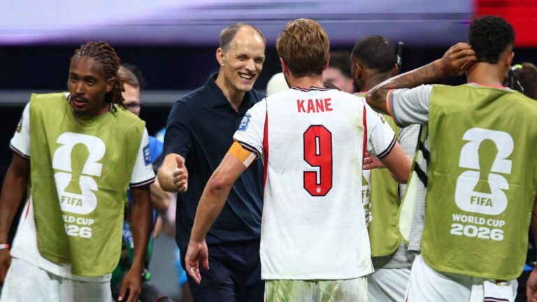 Thomas Tuchel und Harry Kane jubeln gemeinsam im Trikot der englischen Nationalmannschaft