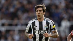 Sandro Tonali am Flughafen vor seinem Transfer zu Tottenham Hotspur