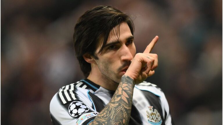Sandro Tonali im Trikot von Tottenham Hotspur nach seinem Rekordwechsel in der Premier League
