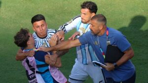 Schiedsrichter und Spieler diskutieren hitzig auf dem Rasen beim WM-Finale