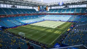 Dunkle Gewitterwolken über dem Stadion in Miami vor dem WM-Viertelfinale zwischen England und Norwegen