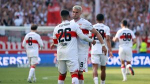 Dzenan Pejcinovic im Trikot des VfL Wolfsburg und Ermedin Demirovic vom VfB Stuttgart in Aktion auf dem Spielfeld