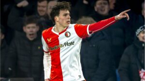 Leo Sauer im Trikot des VfB Stuttgart bei seiner offiziellen Vorstellung