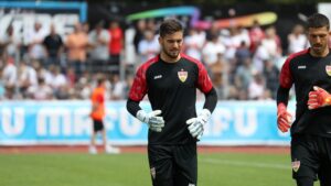 Torhüter Dennis Seimen vom VfB Stuttgart gestikuliert auf dem Spielfeld