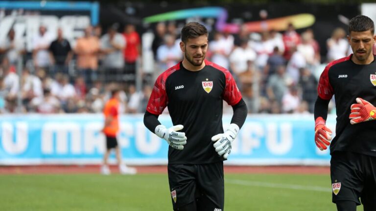 Torhüter Dennis Seimen vom VfB Stuttgart gestikuliert auf dem Spielfeld