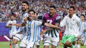 Julián Álvarez und Lionel Messi jubeln im Argentinien-Trikot über den Einzug ins WM-Halbfinale 2026