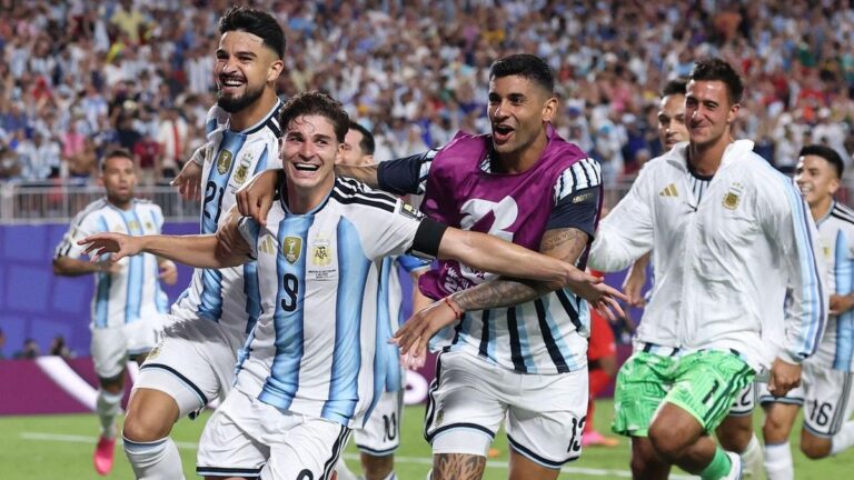 Julián Álvarez und Lionel Messi jubeln im Argentinien-Trikot über den Einzug ins WM-Halbfinale 2026