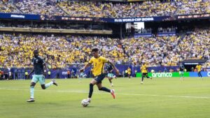 Fußballfans auf einer Stadiontribüne während einer Weltmeisterschaft