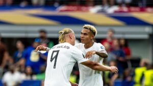 Erling Haaland und Antonio Nusa jubeln im Trikot von Norwegen über den historischen Sieg bei der WM 2026