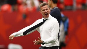 Trainer Jesse Marsch jubelt emotional am Spielfeldrand im Outfit der kanadischen Nationalmannschaft
