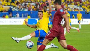 Trainer Nestor Lorenzo gestikuliert am Spielfeldrand während eines WM-Spiels der kolumbianischen Nationalmannschaft.