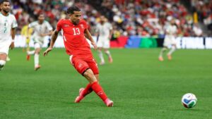 Schweizer Verteidiger Ricardo Rodriguez klärt den Ball vor Argentiniens Superstar Lionel Messi.
