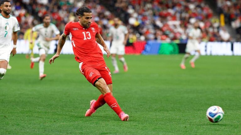 Schweizer Verteidiger Ricardo Rodriguez klärt den Ball vor Argentiniens Superstar Lionel Messi.