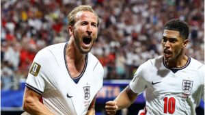 Collage der Fußball-Superstars Lionel Messi, Erling Haaland und Thomas Tuchel vor dem WM-Turnierbaum