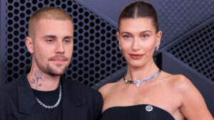 Justin Bieber singt auf einer großen Bühne, im Hintergrund ein voll besetztes Fußballstadion