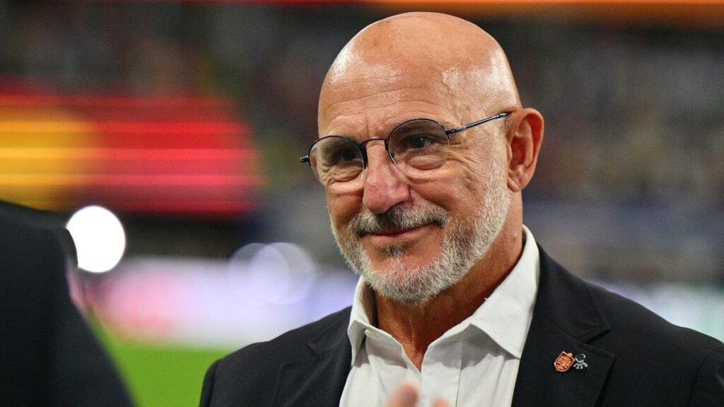 Spaniens Nationaltrainer Luis de la Fuente gibt gestikulierend Anweisungen am Spielfeldrand