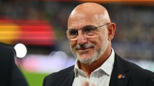 Spaniens Nationaltrainer Luis de la Fuente gibt gestikulierend Anweisungen am Spielfeldrand