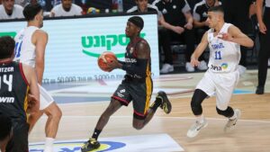 Dennis Schröder im Trikot der deutschen Basketball-Nationalmannschaft beim Dribbling gegen Israel