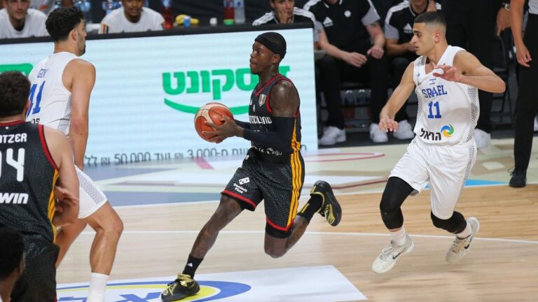 Dennis Schröder im Trikot der deutschen Basketball-Nationalmannschaft beim Dribbling gegen Israel