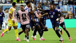 Torhüter Vozinha von Kap Verde pariert einen Ball gegen Argentinien bei der WM 2026