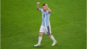 Split-Screen von Lionel Messi, Kylian Mbappé und Michael Olise im Trikot ihrer Nationalmannschaften bei der WM.