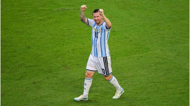Split-Screen von Lionel Messi, Kylian Mbappé und Michael Olise im Trikot ihrer Nationalmannschaften bei der WM.