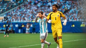 Torhüter Vozinha im Trikot der Nationalmannschaft während einer Parade bei der Fußball-WM