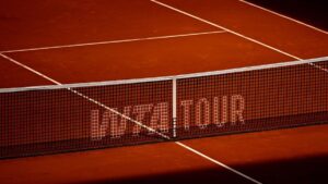 Eine professionelle Tennisspielerin schlägt bei einem Turnier der WTA-Tour auf