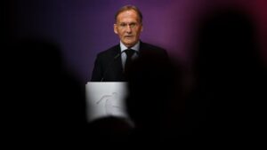 Hans-Joachim Watzke und Jürgen Klopp im intensiven Gespräch auf einer Tribüne