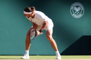 Alexander Zverev blickt nach der Niederlage im Wimbledon-Finale gegen Jannik Sinner enttäuscht auf den Rasenplatz