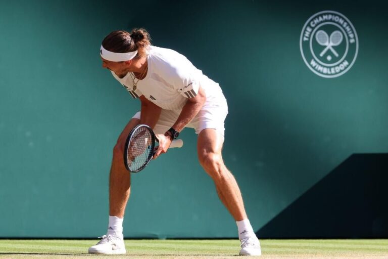 Alexander Zverev blickt nach der Niederlage im Wimbledon-Finale gegen Jannik Sinner enttäuscht auf den Rasenplatz