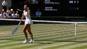 Coco Gauff fokussiert beim Aufschlag auf dem Rasenplatz in Wimbledon