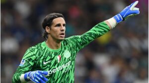 Torhüter Yann Sommer blickt fokussiert auf das Spielfeld