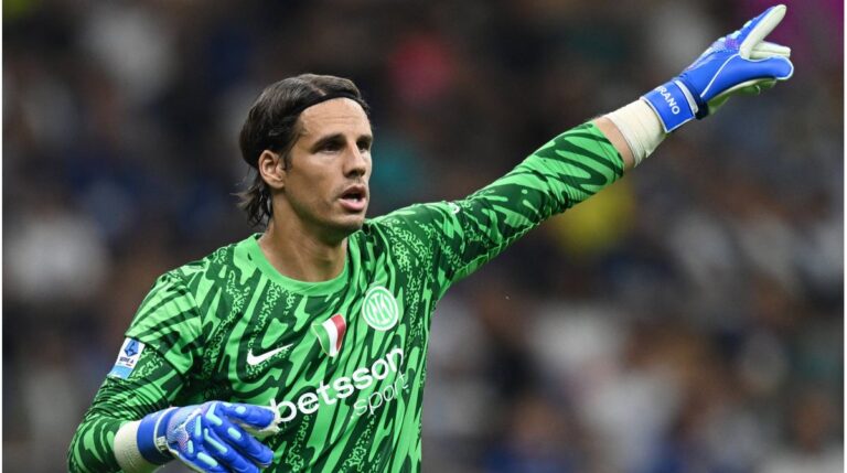 Torhüter Yann Sommer blickt fokussiert auf das Spielfeld