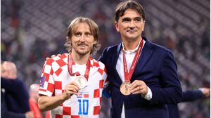 Zlatko Dalic steht als Trainer der kroatischen Nationalmannschaft an der Seitenlinie und gibt gestikulierend Anweisungen.