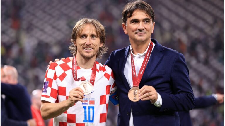 Zlatko Dalic steht als Trainer der kroatischen Nationalmannschaft an der Seitenlinie und gibt gestikulierend Anweisungen.