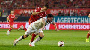Torhüter Julian Krahl vom 1. FC Kaiserslautern pariert einen Ball im umkämpften Spiel gegen den Karlsruher SC.