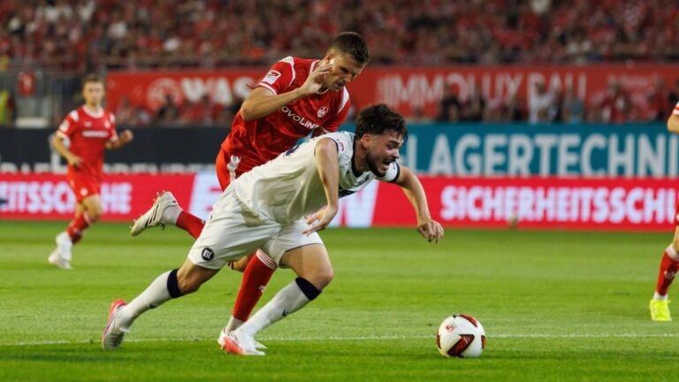 Torhüter Julian Krahl vom 1. FC Kaiserslautern pariert einen Ball im umkämpften Spiel gegen den Karlsruher SC.