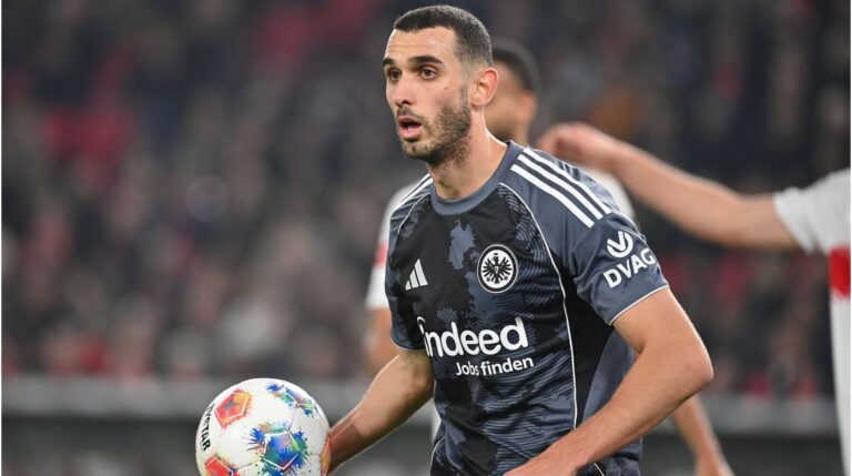 Ellyes Skhiri im Trikot von Eintracht Frankfurt auf dem Spielfeld