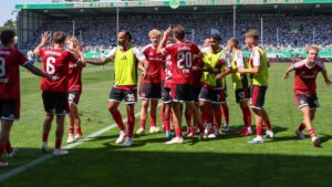 Miroslav Klose und die Spieler des 1. FC Nürnberg jubeln nach dem Sieg im Frankenderby
